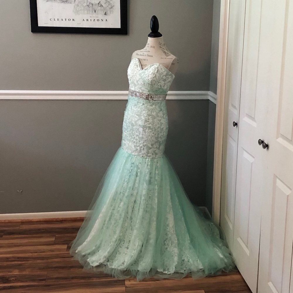 NEW TIFFANY DESIGNS SZ 12 MINT GREEN IVORY STRAPLESS LACE GOWN